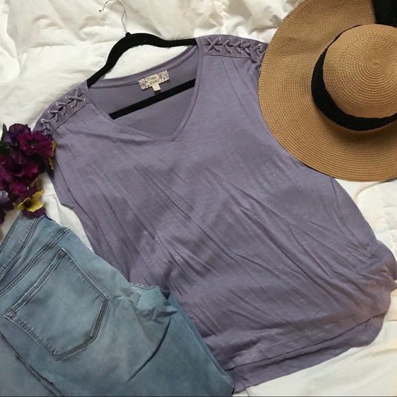Pink Republic Tops - Pink Republic lilac V-neck T-shirt shoulder detail